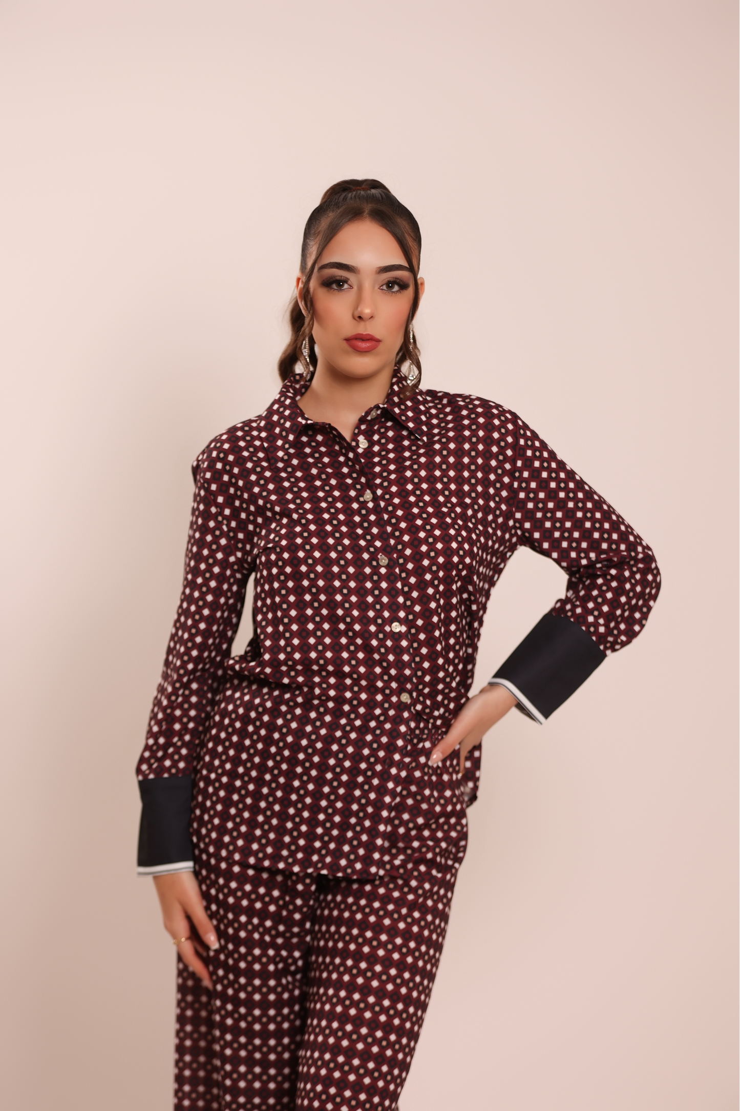 Burgunderrotes Set mit geometrischem Druck