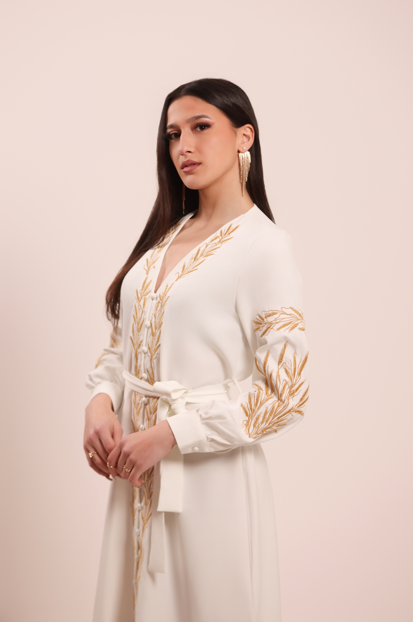 Vestido Blanco Con Bordado Dorado