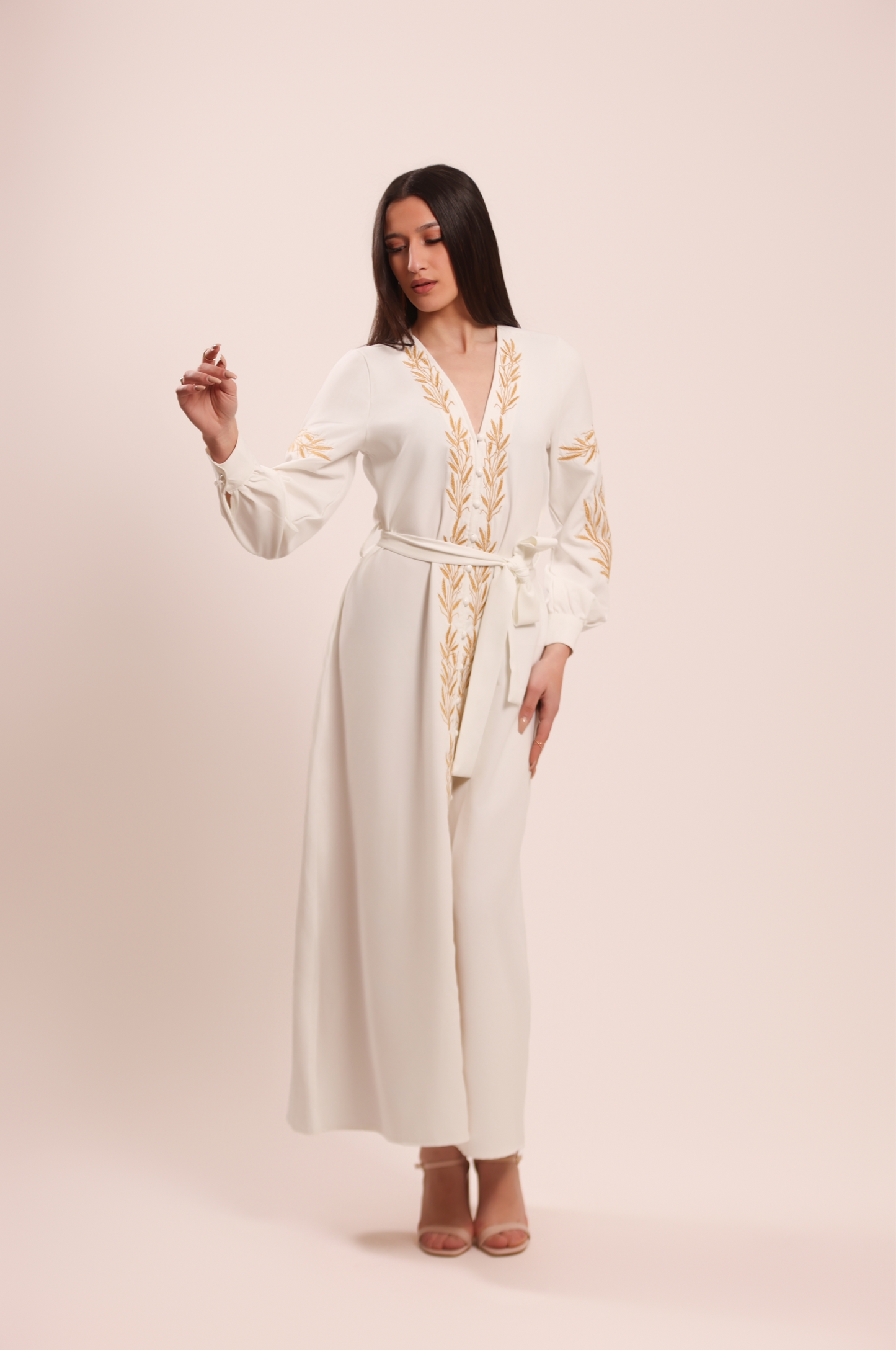 Vestido Blanco Con Bordado Dorado